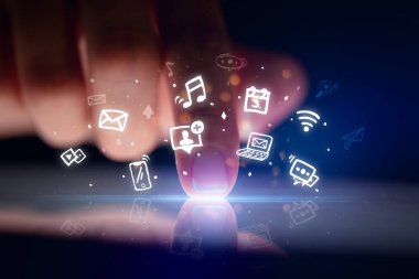 Hologram app simgeleri yukarıdaki tabletiyle dokunmadan parmak