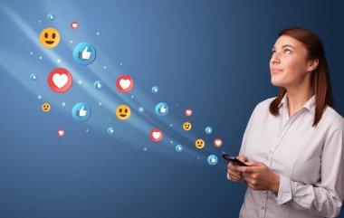 Sosyal medya kavramı ile telefon kullanan genç kişi