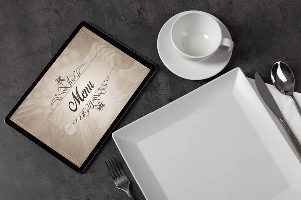 Elegante tavola apparecchiata con elegante logo del ristorante — Foto Stock