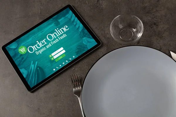 Conceito de ordem on-line com utensílios de mesa — Fotografia de Stock