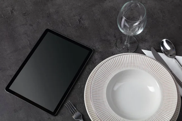 Geschirr mit Tablet-Konzept — Stockfoto