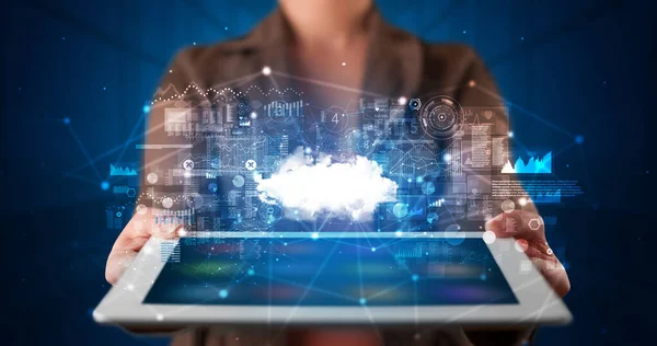 Ruční hospodářství tablet s konceptem technologie cloud — Stock fotografie