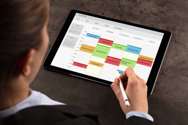 İş kadını zamanlama her programı Tablet