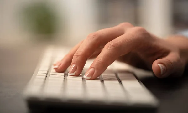 Ділова жінка вручну друкує на клавіатурі — стокове фото