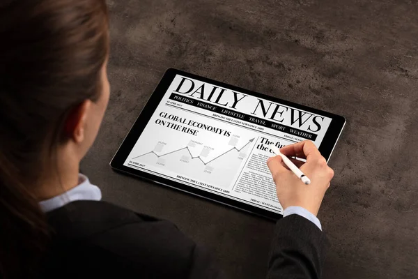 Business woman reading news — Stock Photo, Image