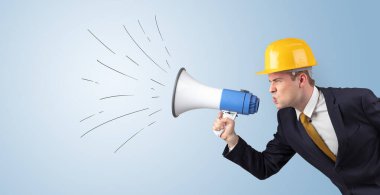 Genç Mimar megafon ile bağırıyor