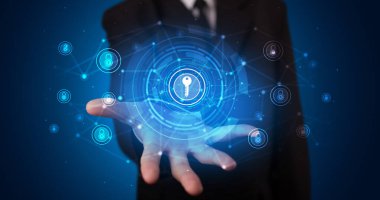 Hologram güvenlik sembollerini tutan genç kişi