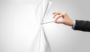 El çekerek beyaz kağıt perde