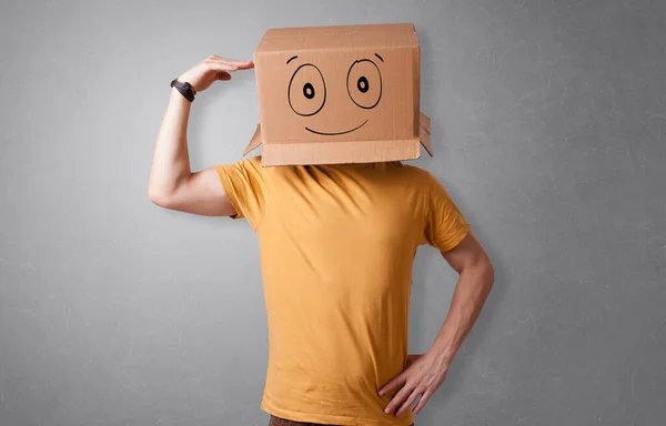 Hombre con cabeza de caja de cartón sonriente — Foto de Stock