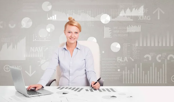 Bedrijfspersoon zit aan bureau met het verslag analyseren concept — Stockfoto