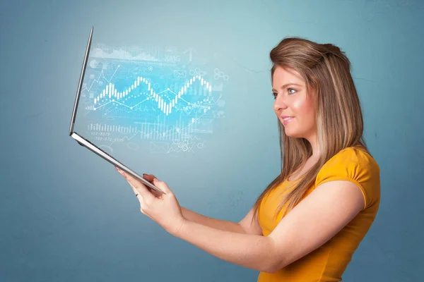Mulher segurando laptop com conceito financeiro — Fotografia de Stock