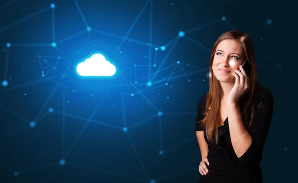 Persona che parla al telefono con concetto di tecnologia cloud — Foto Stock