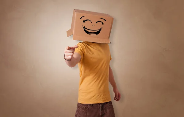 Giovane uomo con scatola di cartone in testa — Foto Stock