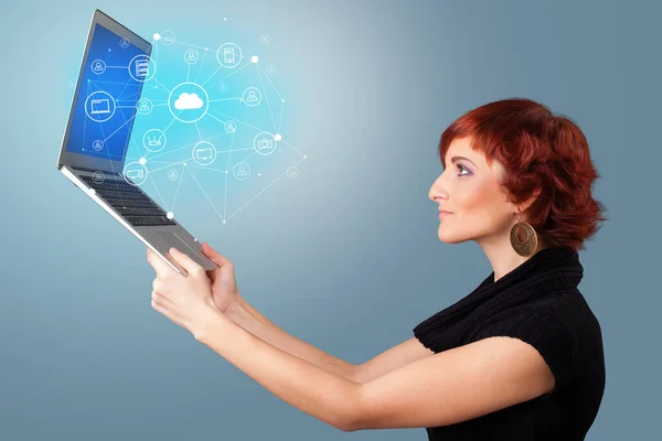Bulut ile Laptop tutan kadın sistem kavramı dayalı — Stok fotoğraf