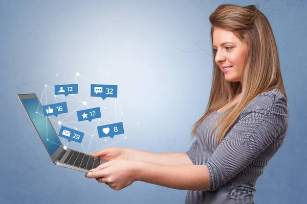 WOMA trzymając laptop z powiadomienia społecznościowe — Zdjęcie stockowe