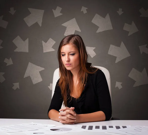 Gerente en frente del escritorio de la oficina con concepto de dirección — Foto de Stock