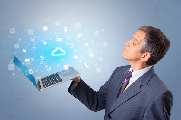 Людина тримає ноутбук з системними сповіщеннями на основі хмар — стокове фото