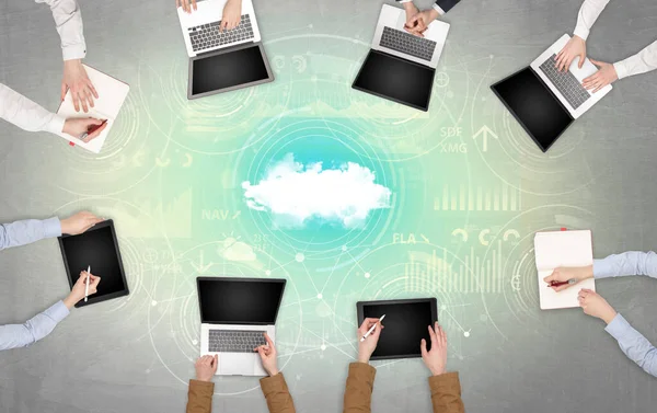 Grupa ludzi z urządzeniami w ręce pracy na laptopy i tablety z koncepcja zespołowej online — Zdjęcie stockowe
