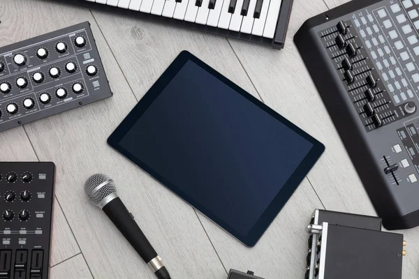 Tablette et instruments de musique électronique — Photo