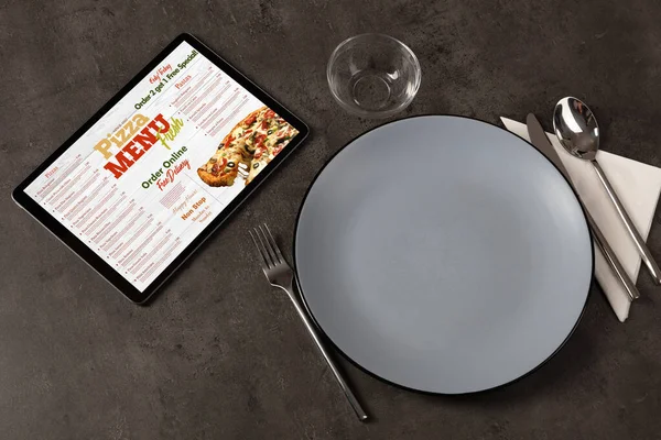 Menu de pizza online com conceito de utensílios de mesa — Fotografia de Stock