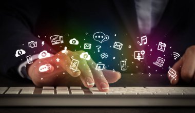 Klavye uygulama simgeleri ile yazarak kadın