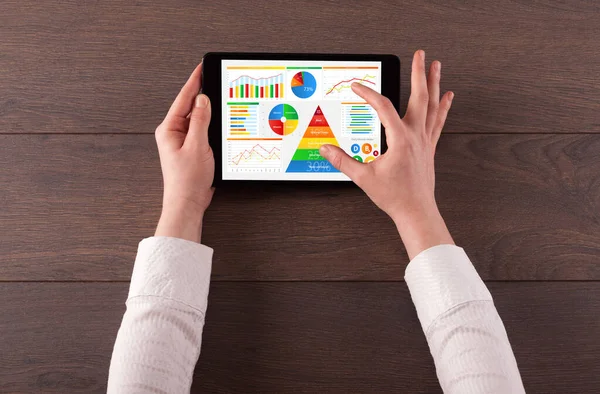 Mano con tableta analizando el informe diario de alimentos — Foto de Stock