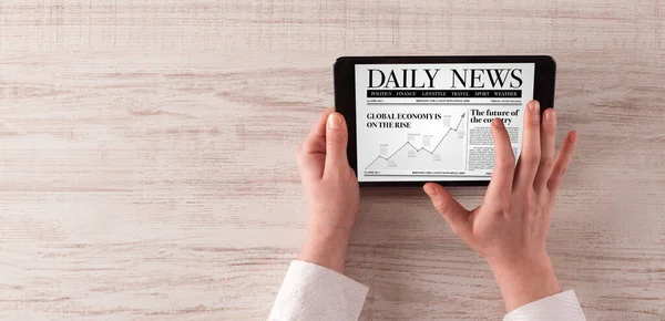 Hand met tablet lezen nieuws — Stockfoto