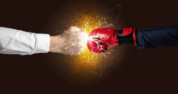 Luchando manos con concepto de explosión naranja — Foto de Stock