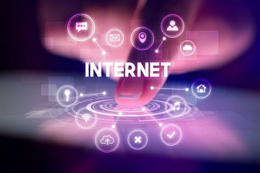 Web teknolojisi simgeleriyle tablete dokunmak