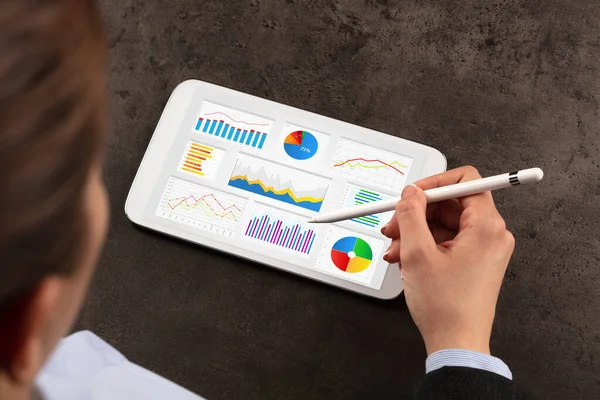 Business woman making reports on tablet — Stock Photo, Image