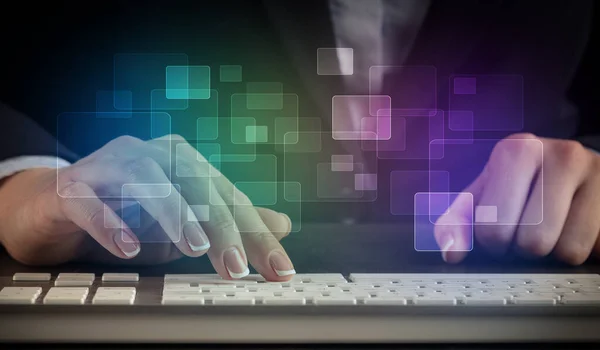 Mujer escribiendo en el teclado con concepto colorido —  Fotos de Stock