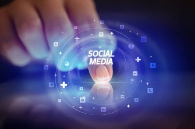 Sosyal medya simgeleri kavramlı parmak dokunuşu tableti
