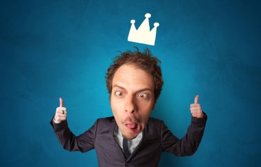 Taç ile küçük vücut üzerinde büyük kafa