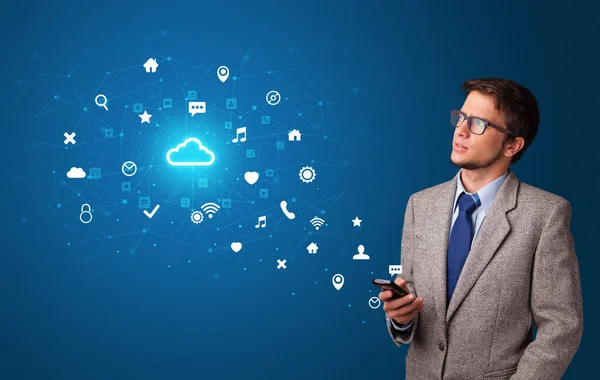 Persona che utilizza il telefono con concetto di tecnologia cloud — Foto Stock