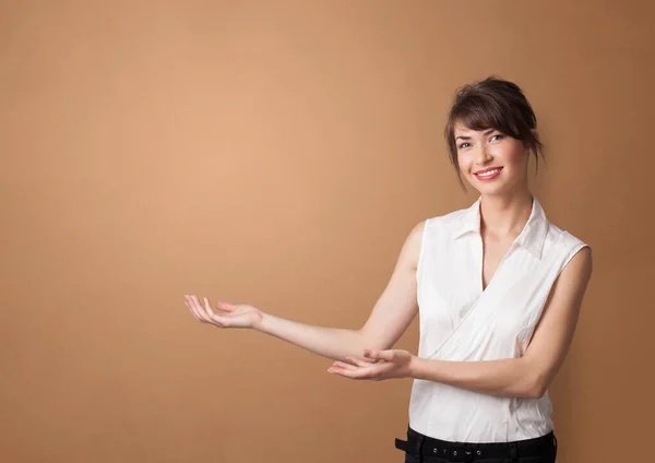 Persona que presenta algo con espacio vacío — Foto de Stock