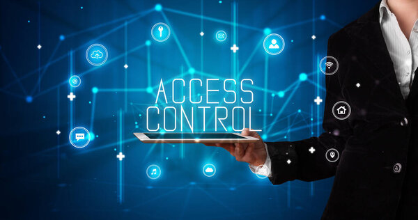 Человек держит планшет, концепция безопасности