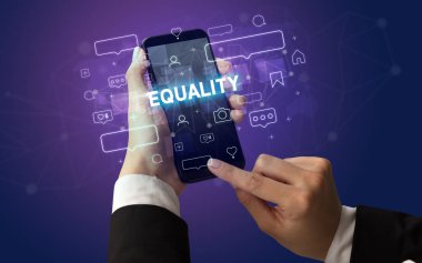 Sosyal medya kavramına sahip akıllı telefon kullanımı