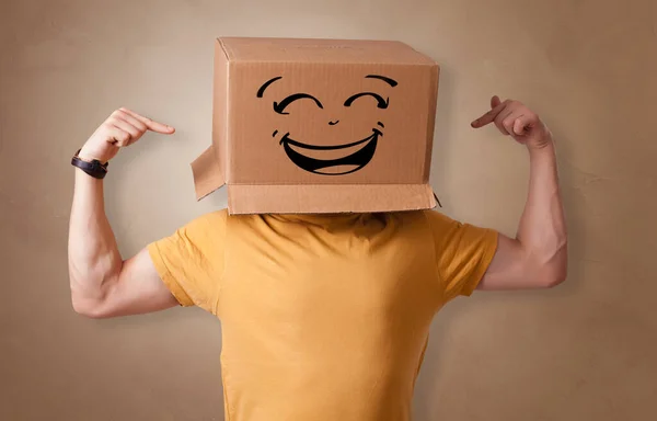 Jeune homme avec une boîte en carton sur la tête — Photo