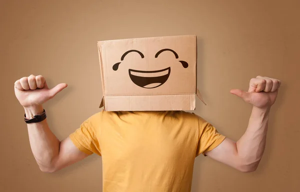 Komik adam karton kutu kafa ile gülümseyen — Stok fotoğraf
