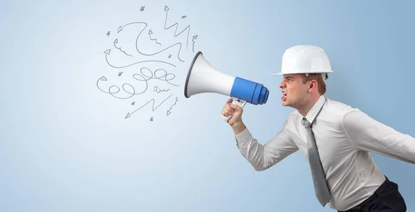 Jovem arquiteto gritando com megafone — Fotografia de Stock