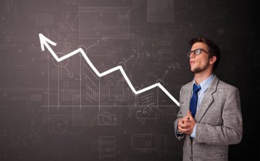 Artan grafik kavramı ile duran kişi