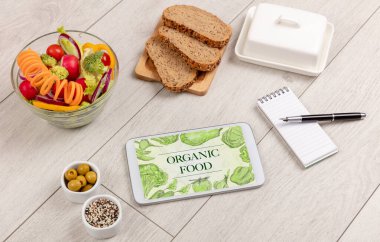 Masada taze yemek var.