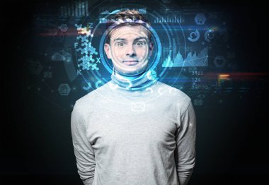 Koyu arka plan, yüz tanıma kavramı üzerinde genç adam