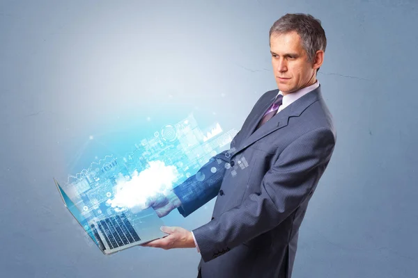 Man met laptop met cloud gebaseerd systeem meldingen — Stockfoto