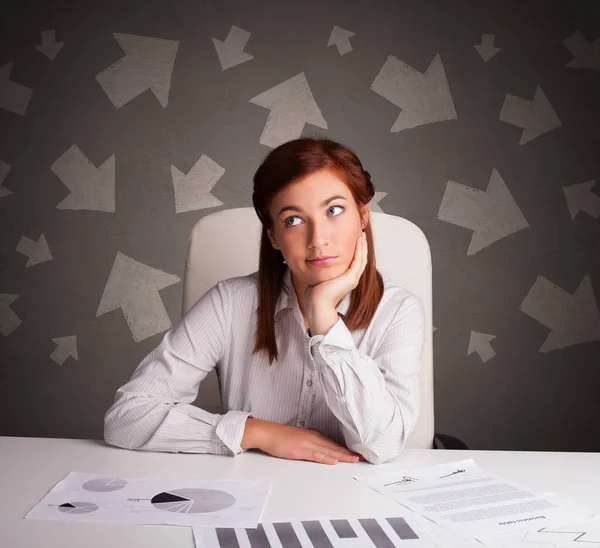 Gerente en frente del escritorio de la oficina con concepto de dirección — Foto de Stock