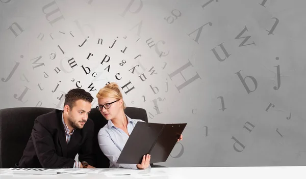 Persona de negocios sentada en el escritorio con concepto editorial — Foto de Stock