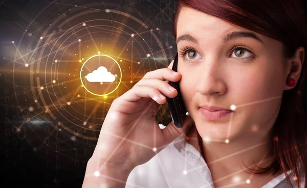 Person som pratar i telefon med cloud teknik konceptet — Stockfoto