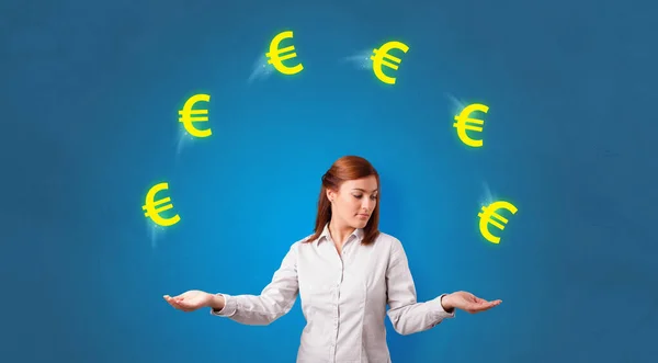 Henkilö jongleeraa eurotunnuksella — kuvapankkivalokuva