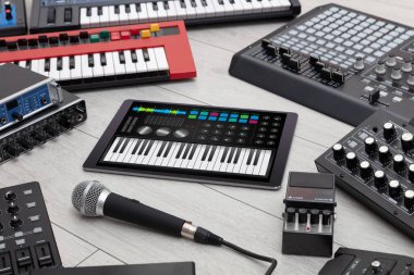 Tablet ve müzik aleti kavramı üzerinde piyano app