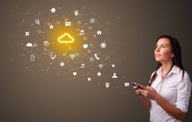 Bulut teknoloji kavramı ile telefon kullanan kişi